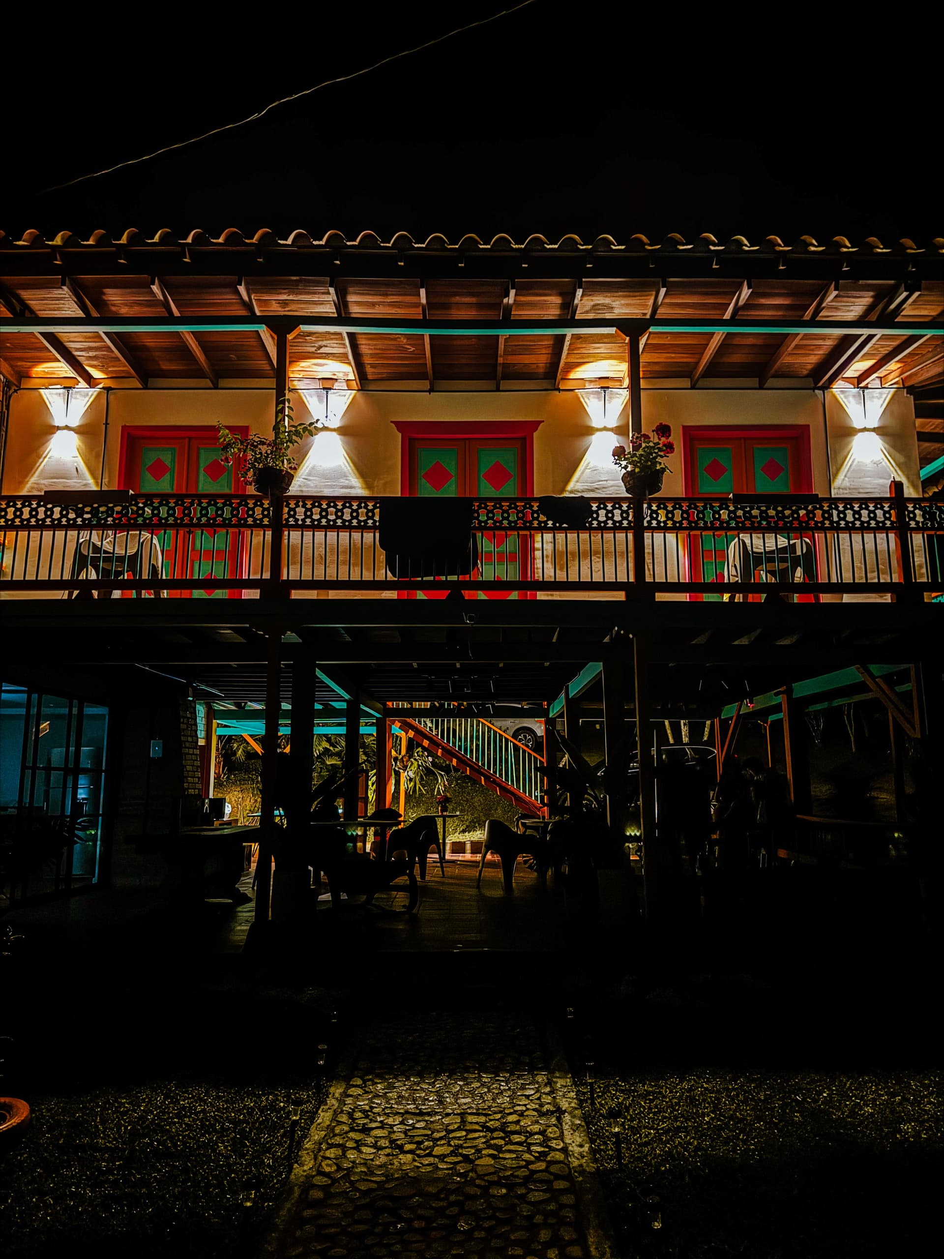 Group of friends sharing dinner and laughing at Isla de Pascua hostel in Jardín