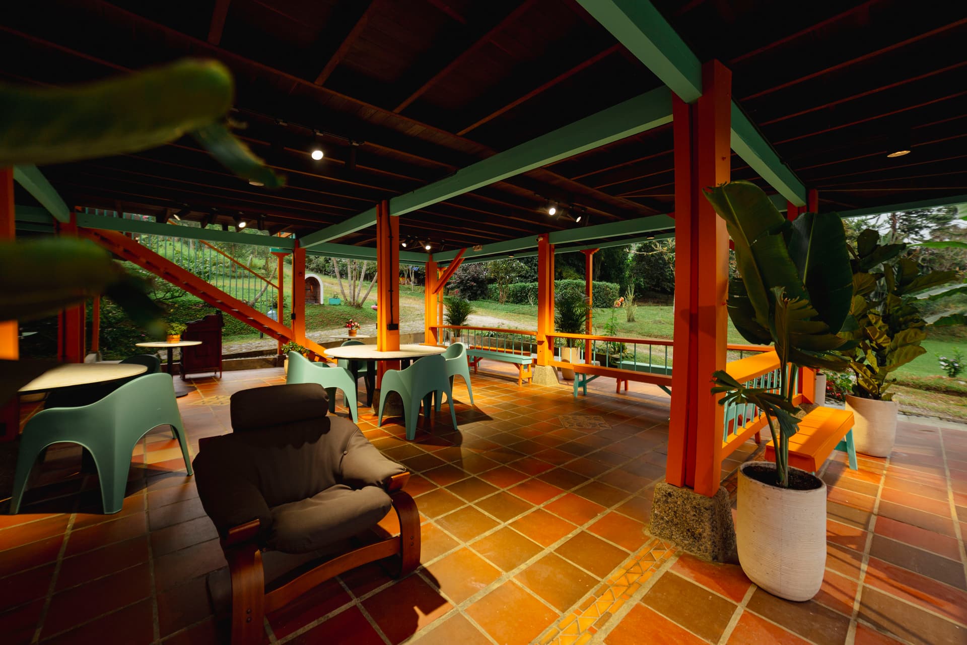 Travelers socializing in the common area of Isla de Pascua hostel in Jardín Colombia