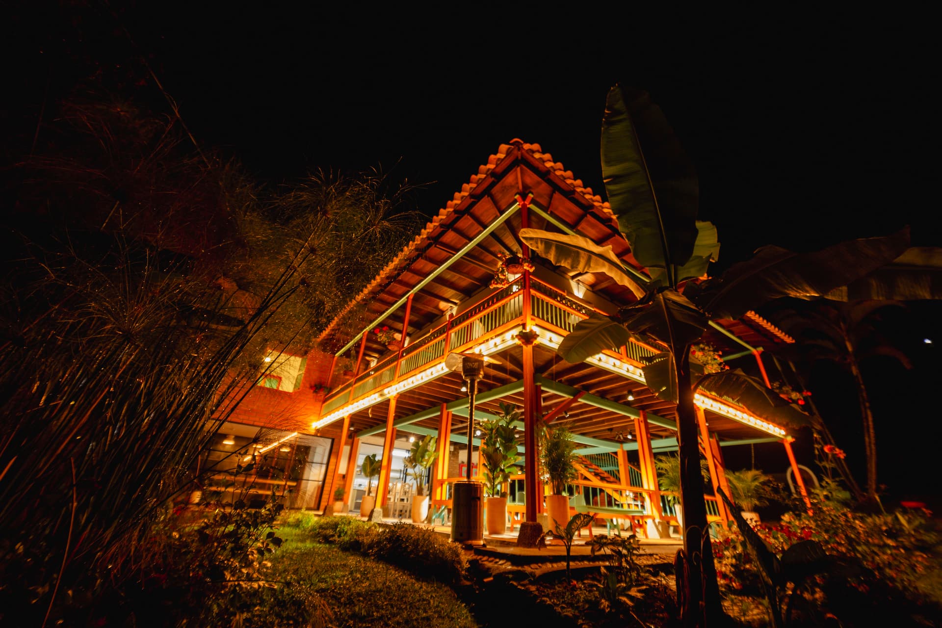 Guests enjoying the pool at sunset at Isla de Pascua hostel in Jardín