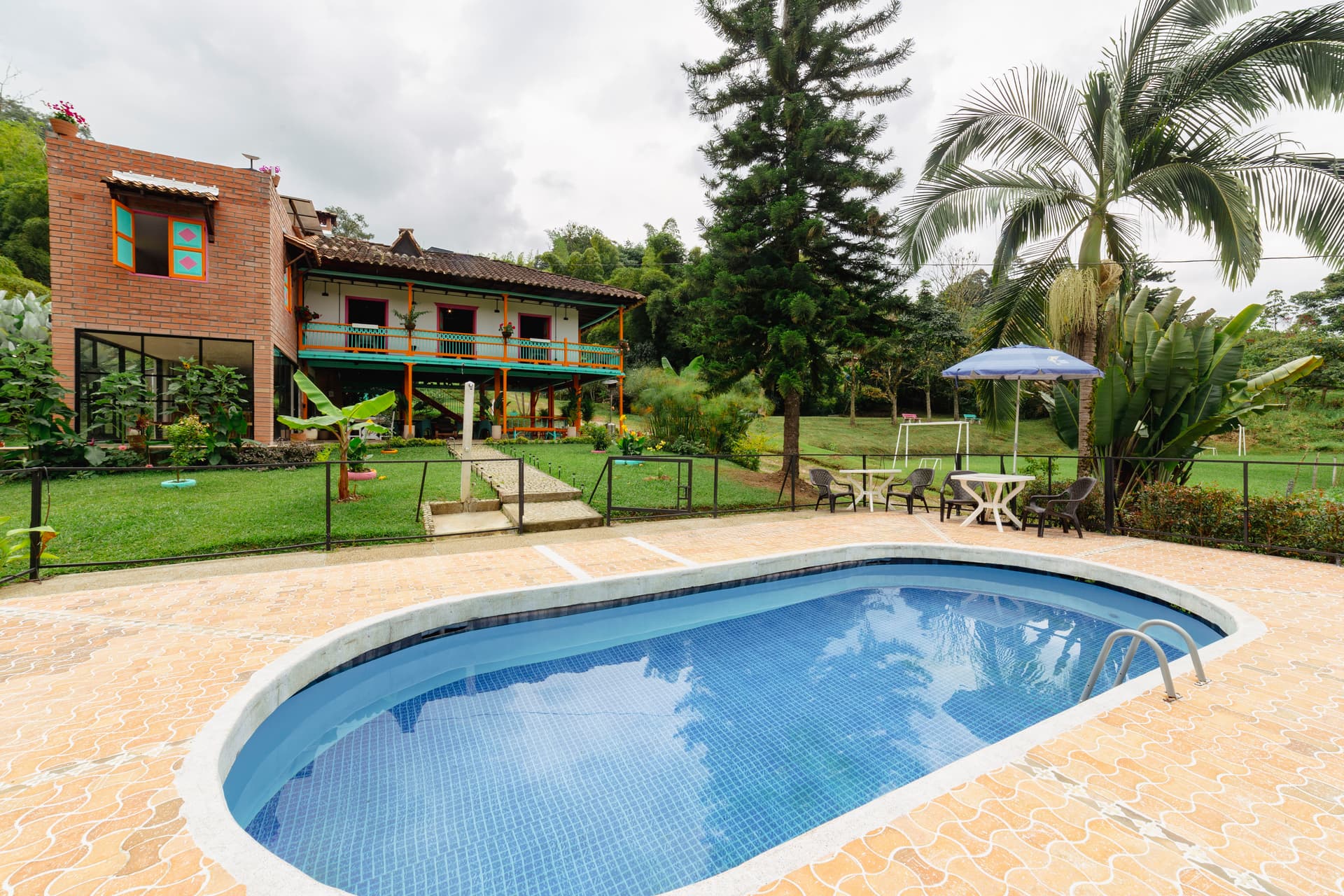 Isla de Pascua — pool overview