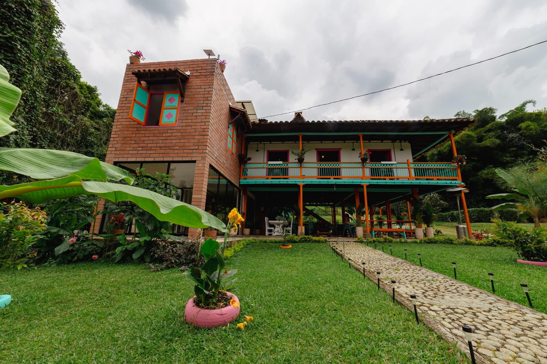 Backpacker enjoying the mountain view from Isla de Pascua hostel in Jardín