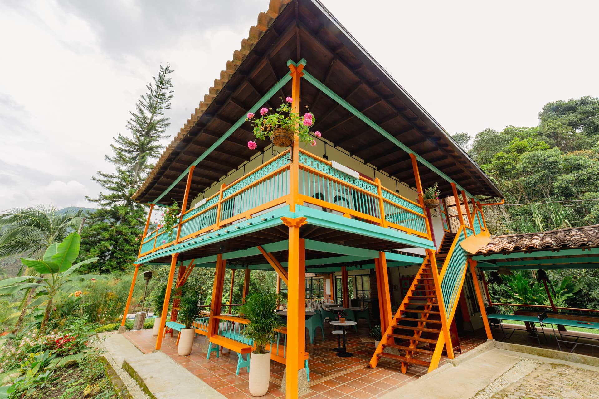 Colorful handcrafted baskets and goods at the Jardín market