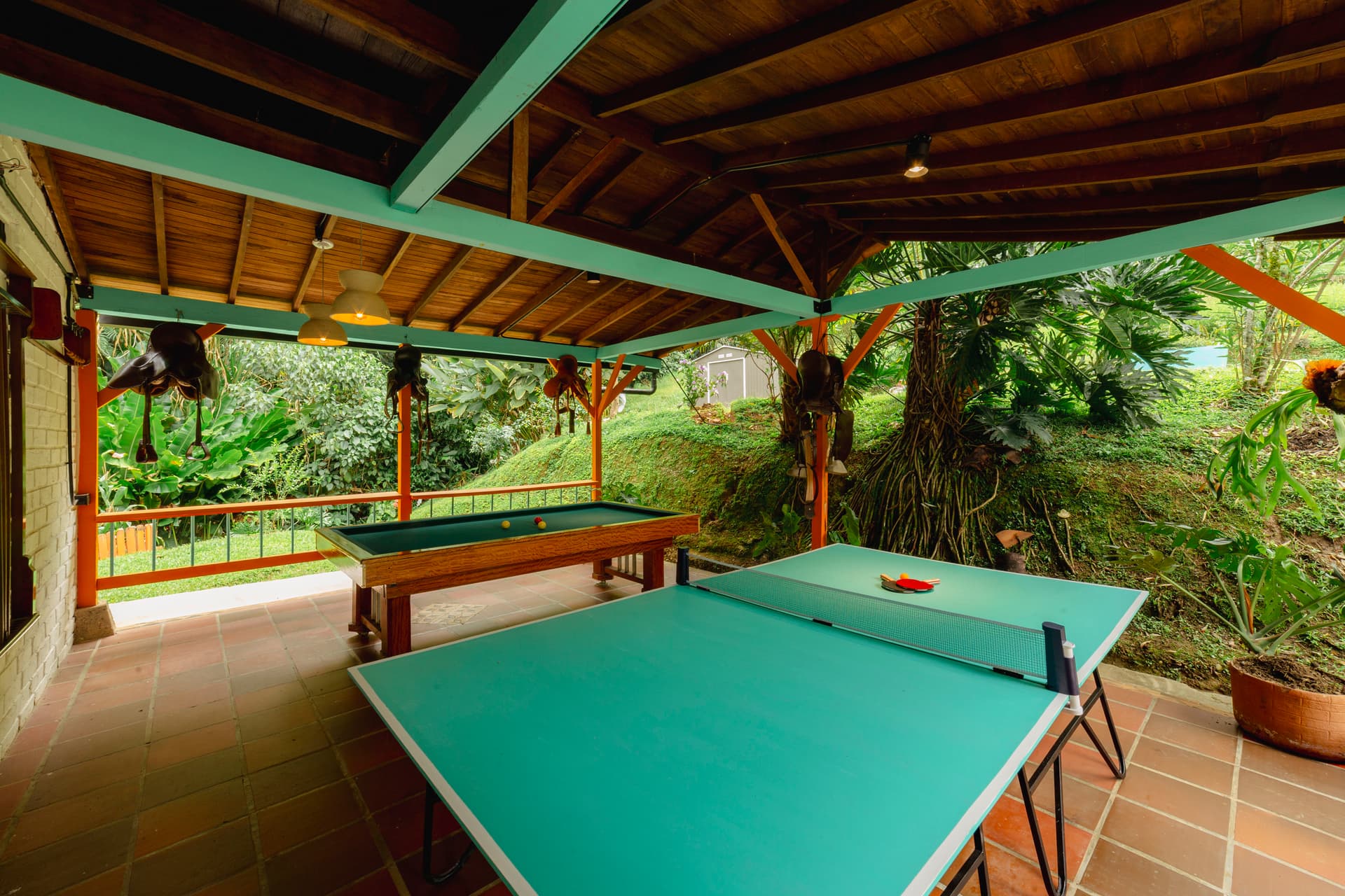 A couple enjoying the scenic views of Jardín Colombia together